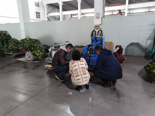 Les clients en Russie visitent notre entreprise pour voir le compresseur d'oxygène à haute pression